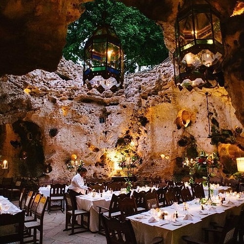 Ali Barbour'ın Mağara Restoranı | Diani Sahili, Kenya.