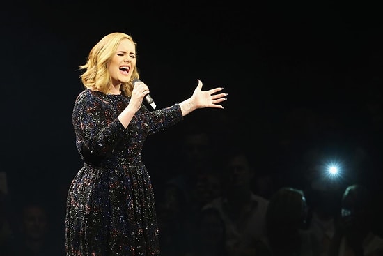 Orlando'daki Üzücü Olaya Kayıtsız Kalamayan Adele, Sahnede Göz Yaşlarına Hakim Olamadı