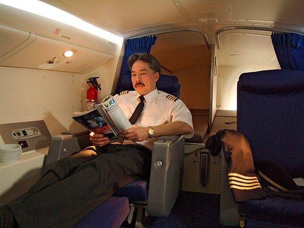 Kabin keyfin dibine vururken pilotlar da kokpitte kahve içmekle yetinmiyor tabii. Onların da kendilerine özel bir kabini var.