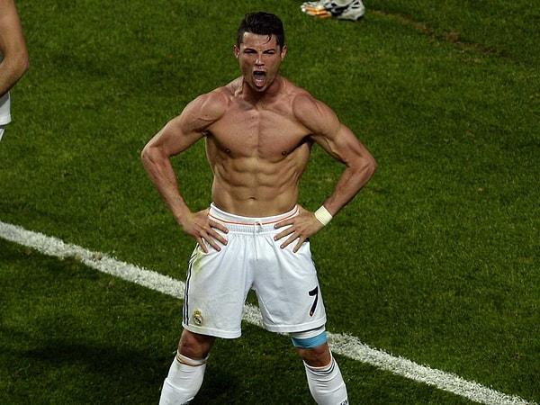 Forbes’un haberine göre Ronaldo son 12 ayda 88 milyon dolar kazandı, bu da onu dünyanın en çok kazanan spor yıldızı yaptı.