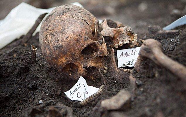 1. Yapılan kazı çalışmalarında bulunan iskeletlerin 16. yüzyılda hastanede tedavi gören insanlara ait olduğu anlaşıldı.