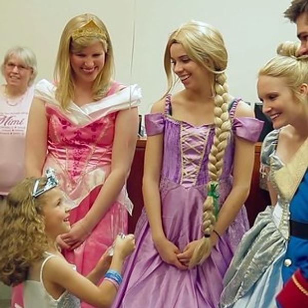 2. Когда остальные сотрудники социальной службы услышали о желании девочки быть одетой, как Золушка, на финальном слушании, они тут же включились в дело.