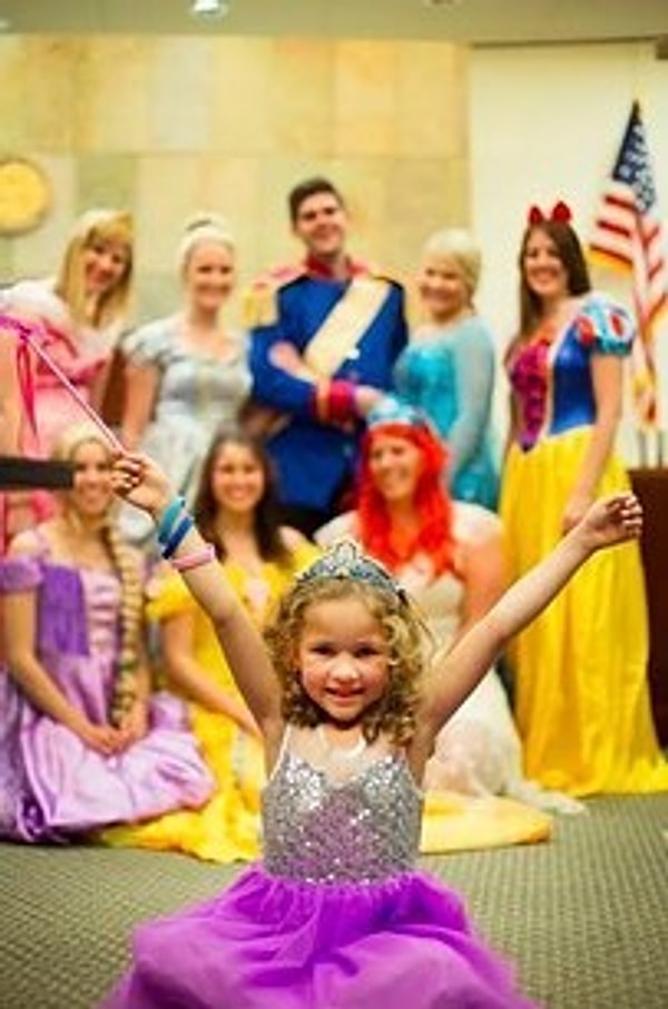 6. Сара и Джим были очень благодарны работникам социальной службы за устроенный для их дочери праздник: «Ей всего лишь 5 лет, а она уже прошла через очень многое. Мы хотели, чтобы день ее удочерения стал настоящим праздником, чтобы она поняла, что наконец-то навеки обрела свою семью».