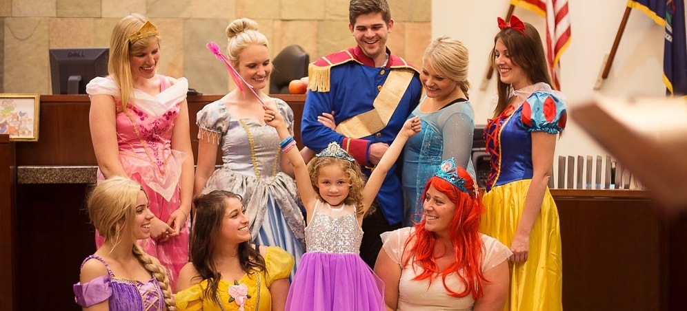 5-ти летняя девочка и принцессы Диснея на слушании по опеке