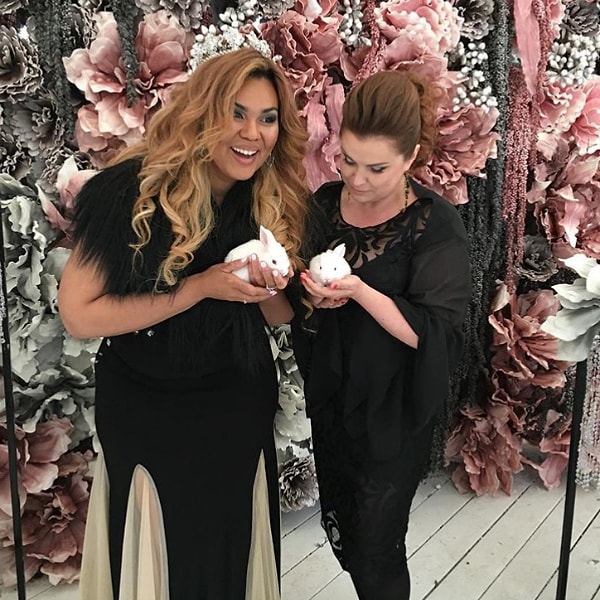 7. Гости выглядели очень изящно: женщины в изысканных платьях, а мужчины в классических костюмах