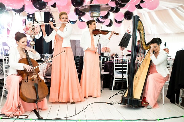 11. Во время торжества приглашенных развлекал коллектив ARFASOUND