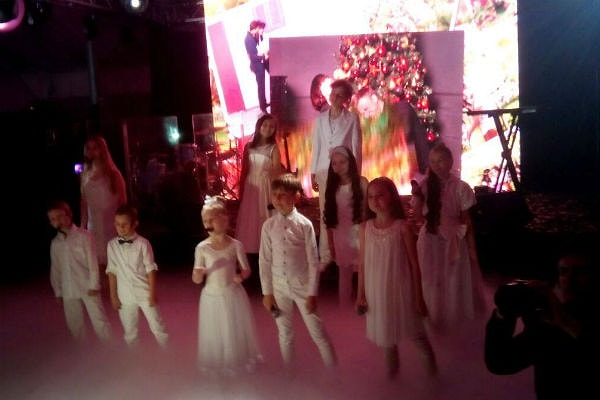 13. Также номер для молодоженов исполнили дети из академии Яны Рудковской