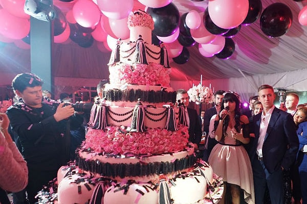 16. Огромный торт, выполненный в цветах торжества, был просто шикарен