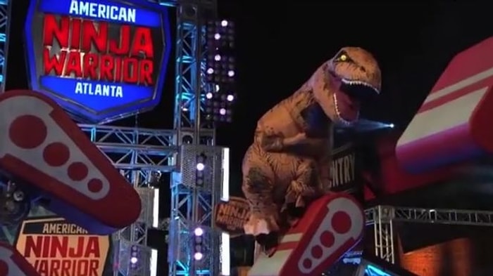 Şişme T-Rex'den Muhteşem 'American Ninja Warrior' Parkuru Peformansı