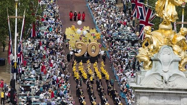 Birleşik Krallık, 90 yaşına giren Kraliçe II. Elizabeth’in doğum gününü kutladı. 🎉