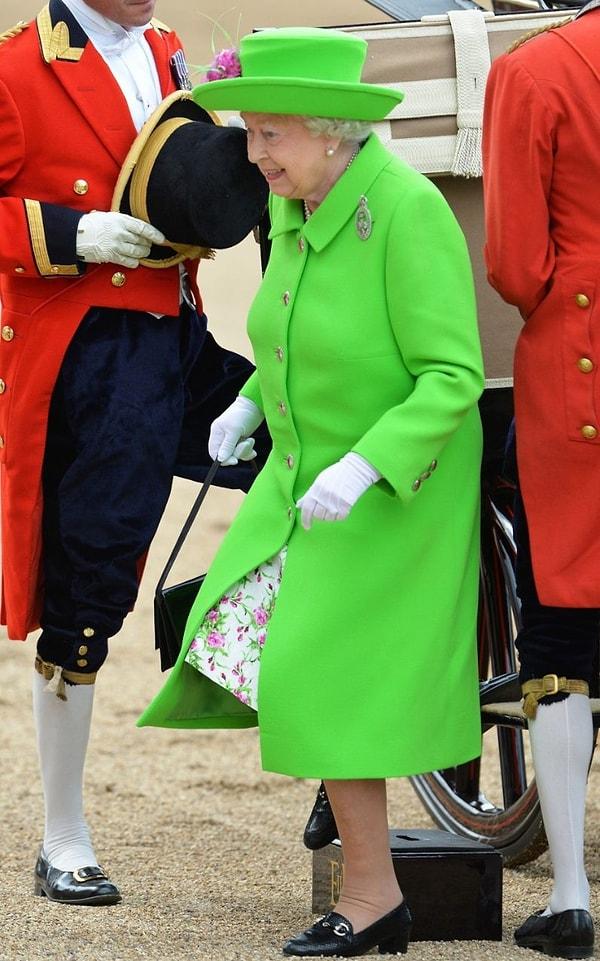 Kraliçe, öyle bir yeşil tonu giydi ki olanlar oldu! Gelelim bu kıyafetin özelliğine...