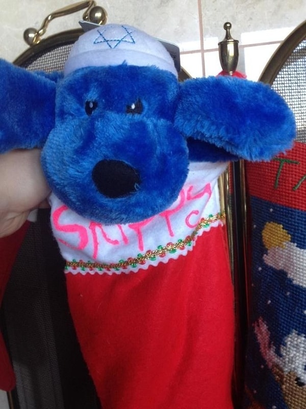 10. Покупаете ему за границей подарки.