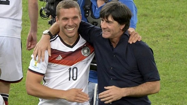 Löw'in konuşulan görüntülerine destek "İnsanların %80'i orasını karıştırıyor, gayet normal" diyerek Podolski'den geldi