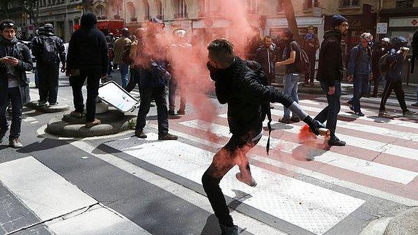 Paris'teki yürüyüş sırasında yüzleri maskeli göstericiler zaman zaman polisle çatıştı