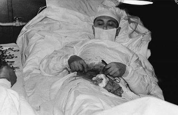 11. Leonid Rogozov, Sovyetler Birliği'nin Antarktika'daki keşif heyetinde başka cerrah olmadığı için kendisine ameliyat yapıyor.