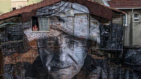 Fransız sokak sanatçısı JR, geçtiğimiz yıl İstanbul'a gelerek Fatih semtindeki birçok duvara murallar yapmıştı. Yaşlıların portresinden oluşan proje, kimi zaman duvarları kimi zaman camları bünyesine dahil ederek şehirleri anılarla taçlandırmıştı.