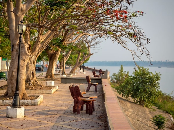 12. Посвященные путешественники посещают прибрежный город Кратьех в Камбодже, чтобы увидеть ирравадийских дельфинов. В этом тихом городе посетители найдут архитектуру в французском стиле, ошеломляющие закаты, отражающиеся от речной глади и древние пагоды.