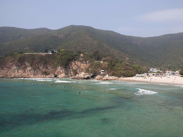 15. Популярный среди серферов, уединенный пляж Tai Long Wan в Гонконге располагает живописными видами, чистой водой, горными тропками и шикарными волнами. Вы можете прогуляться, исследуя древние бухточки, а можете добраться сюда на моторной лодке.