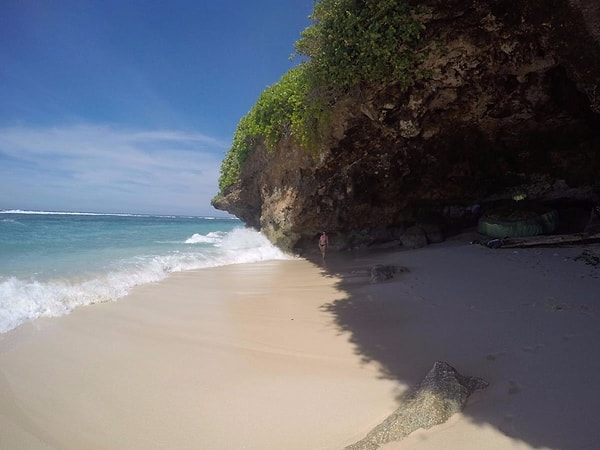 14. Благодаря труднодоступности, вы не найдете на пляже Грин Бол на Бали множество туристов. Вместо этого вы будете окружены нетронутым блестящим песком, а также морем, в котором вы можете искупаться в полной тишине. Плюс, можно спрятаться от солнца в близлежащих пещерах.