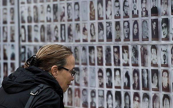 Şili Hakikat ve Adalet Komisyonu, 1973-1990 arasındaki Pinochet diktatörlüğü sırasında, 3095 kişinin öldürüldüğünü, bunların 1000’inin 'kayıp' olduğunu açıklamıştı