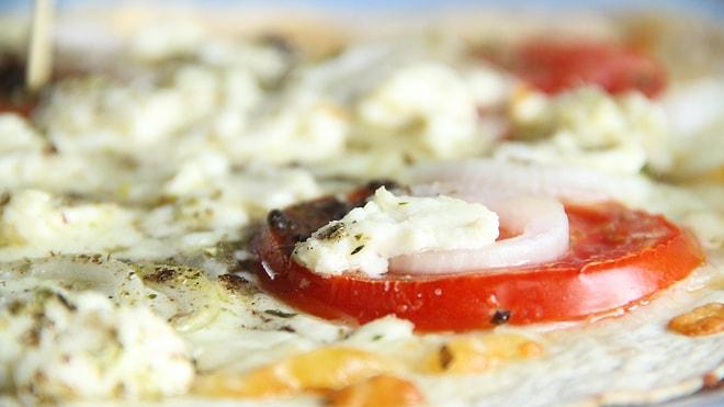 Ramazan Sofrası Anlayışına Yeni Bir Boyut: Irak Mutfağından Keçi Peynirli Lavaş Pizzası