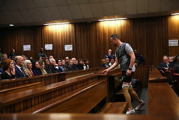 Ardından Pistorius'tan protezleri olmadığında ne kadar zor yürüdüğünü yargıca göstermesi için protezlerini çıkarıp mahkeme salonunda yürümesini istedi