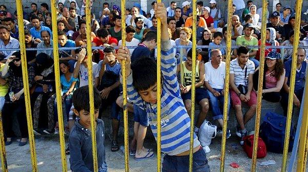 9. Akdeniz'den gelen yoğun göç dalgasıyla baş edemeyen Yunanistan, çareyi mültecileri bir stadyumda bekletmekte buldu.