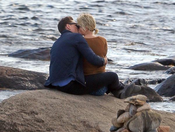Nitekim de haklıydılar, zira ayrılıktan iki hafta sonra Taylor Swift, Tom Hiddleston ile öpüşürken yakalandı.