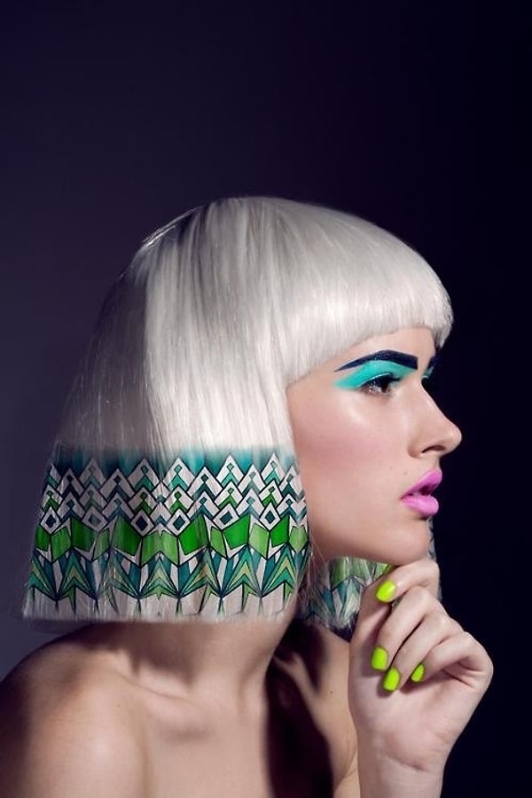 Janine на собственном примере показала, что с помощью специальных трафаретов и спреев можно превратиться хоть в Клеопатру!