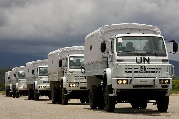 16. (Birleşmiş Milletler) United Nations kamyonlarının üzerindeki UN yazısını görünce onları aslında un taşıdığını sanmak. Masumduk ya. Kötülük gelmezdi ki aklımıza 😒
