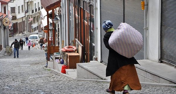 19. Bohçacı kadınların aslında çocukları kaçırdıklarını sanmak. Dışarıdaki kötülükleri anlatmanın en masum yoluydu bu dimi annelerimiz? 😔