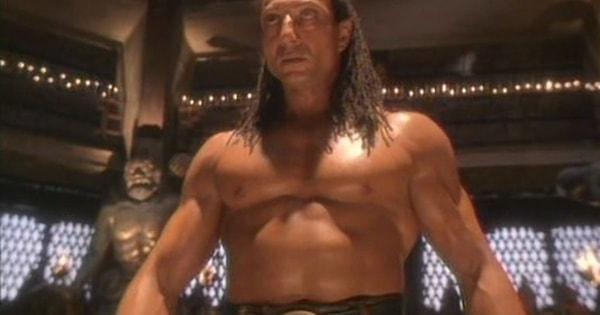 5. Başrolünde Jean-Claude Van Damme'ın oynadığı 1996 yapımı Özgürlük Savaşçısı filminde yer alan bu insan azmanı dövüşçü Türk olarak gösterilmişti.