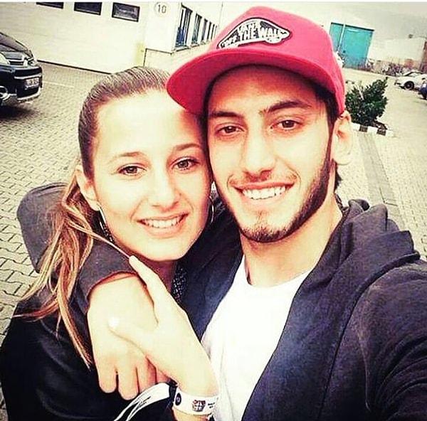 9. Aşk hayatını soracak olursanız Hakan Çalhanoğlu kız arkadaşı Sinem Gündoğdu ile geçen yıl nişanlandı ve hala beraberler.