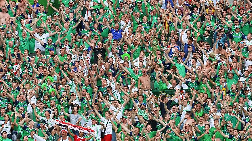 Tribünden Düşen Kuzey İrlandalı Taraftar Hayatını Kaybetti