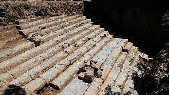 Kocaeli'de Roma Dönemine Ait Tapınak Merdivenleri Bulundu