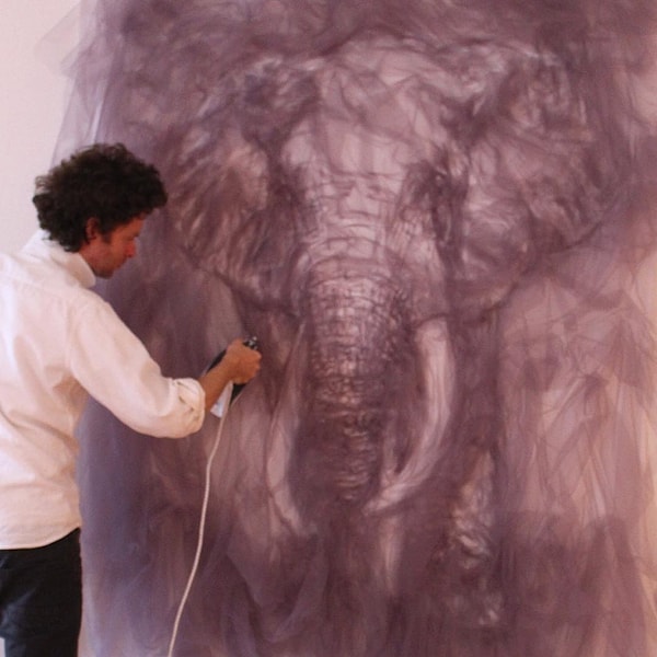 2. Молодой человек живет на два города - то в Лондоне, то в Сиднее.