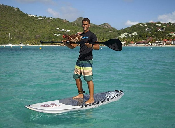 10. Они направились в сторону Карибских островов, где Суде работал в клубе занятий серфингом, чтобы заработать деньги на оставшуюся часть путешествия