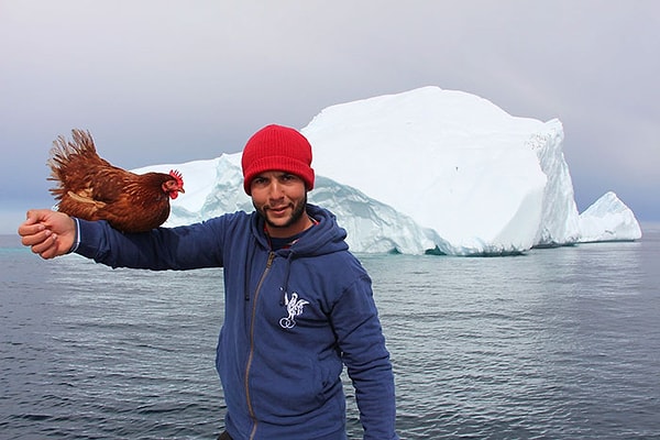 15. «Она следует за мной всюду и совершенно не создает проблем. Все, что мне нужно, это прокричать «Моник!» и она идет ко мне, садится на меня, составляет мне компанию"