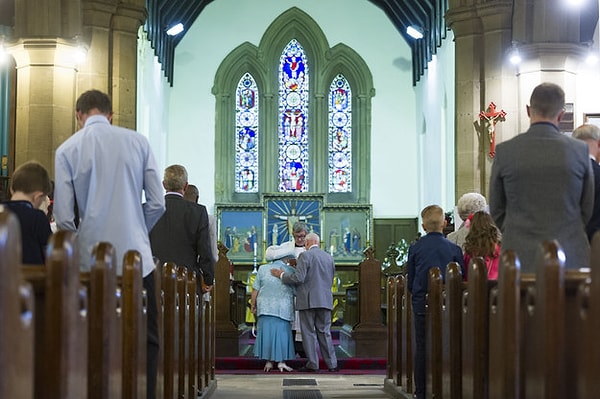 И в конце концов, церемония бракосочетания, в которой приняло участие около 100 человек, состоялась в церкви Святой Марии.