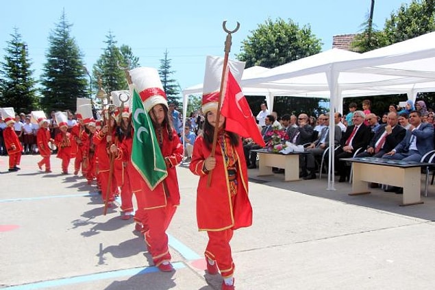 İlkokul öğrencilerinden oluşan mehter takımı karşıladı