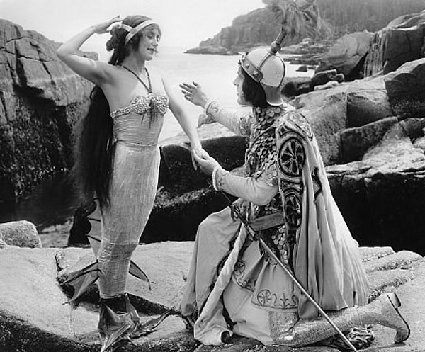 19. Первые обнажённые женские ягодицы мелькнули на киноэкране в 1915 году в фильме «Дочь богов». Они принадлежали австралийской киноактрисе и спортсменке Аннет Келлерман.