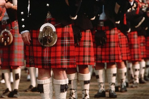 21. В Шотландии попа была оружием устрашения врага – наверное, поэтому шотландцы и придумали себе такую одежду, как килт. Таким образом, показом голой попы выражалось бесконечное презрение к врагу.