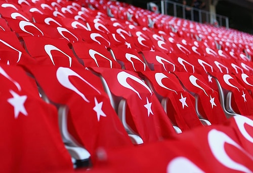 Allianz Riviera Stadı'nda bize ayrılan koltuklar Türk bayraklarıyla donatıldı