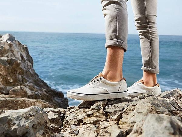 13. Yaz mevsiminde ayakkabılarınızı çorapsız giymeyin.