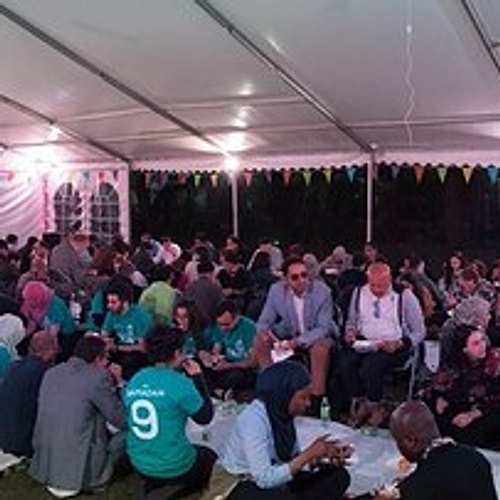 "Burası hem genç Müslümanlara hem de gelmek isteyen herkese kapısı açık bir mekan."