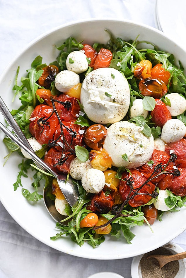 1. Yaz sıcaklarının kurtarıcısı: Fırınlanmış domates ve mozarella salatası