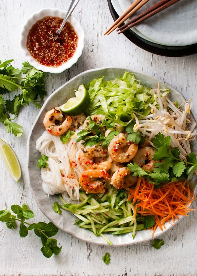 2. Yeni tatlar arayanlara: Karidesli Noodle Salatası