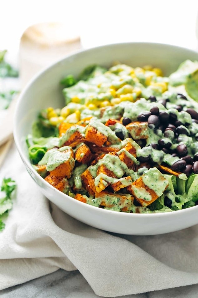 3. Yanmaya doyamayanlar için: Avokado soslu baharatlı salata
