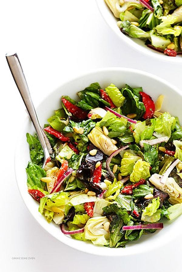 4. Bir de böyle deneyin: Dolmalık fıstıklı enginar salatası