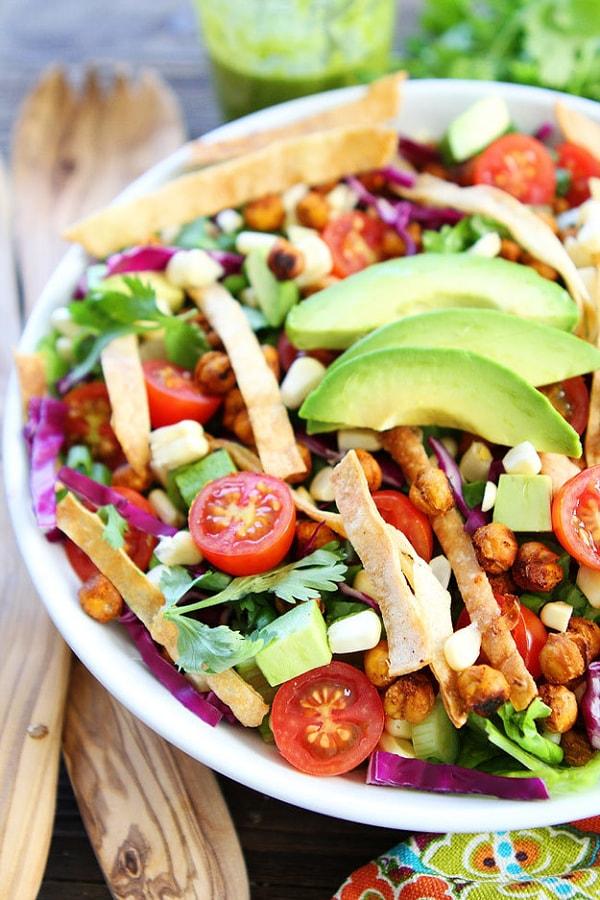 13. Mangalın yanında harika gidecek: Nohutlu taco salata